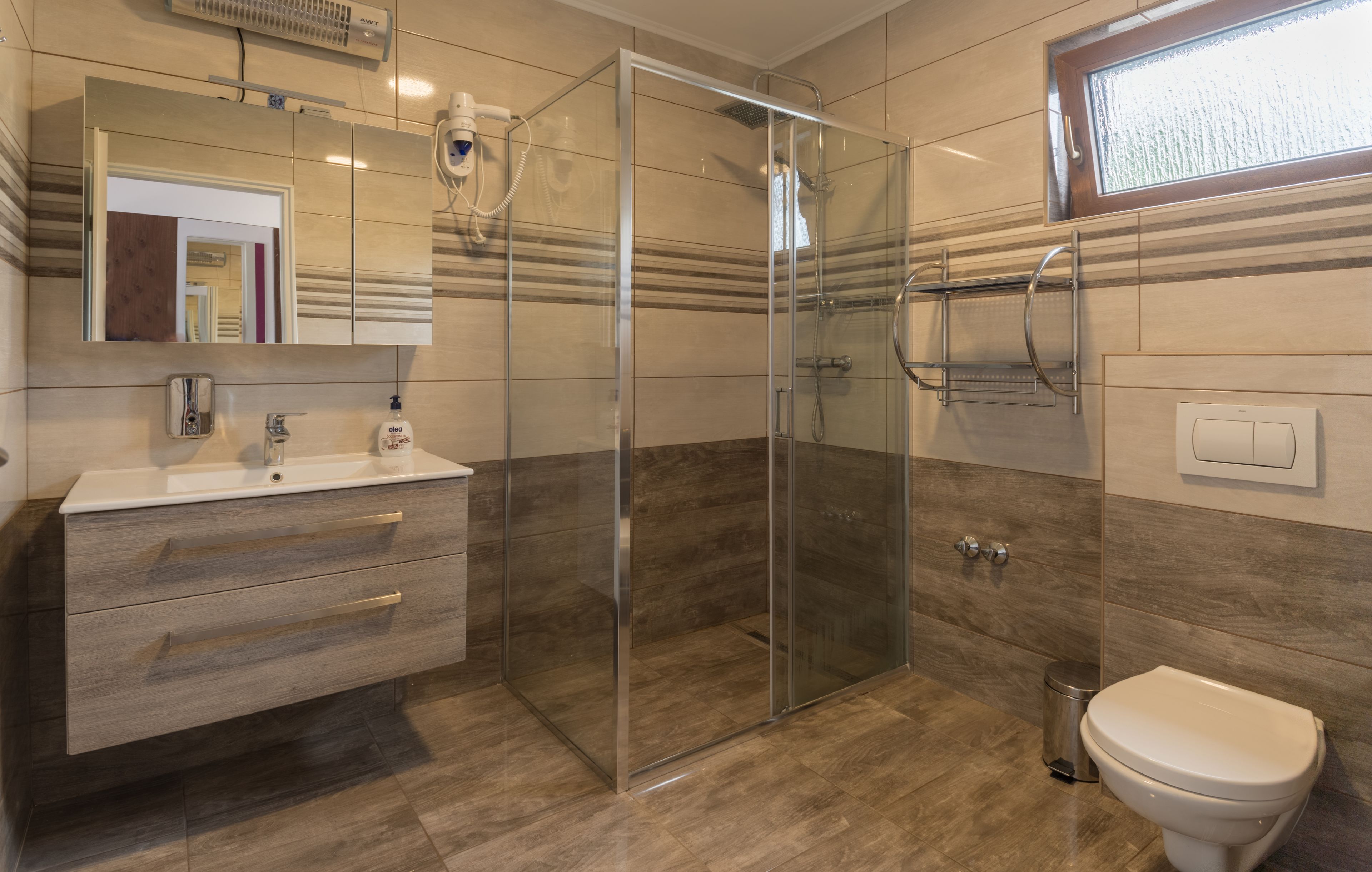 Classic Double Room | Bathroom | Shower, free toiletries, hair dryer, towels