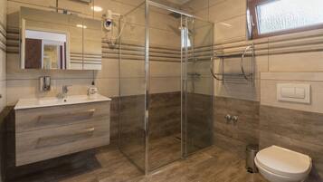 Classic Double Room | Bathroom | Shower, free toiletries, hair dryer, towels