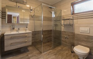 Classic Double Room | Bathroom | Shower, free toiletries, hair dryer, towels