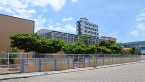 Ein Gebäude im modernen Baustil, mit einer Fassade aus Backstein und Glas.