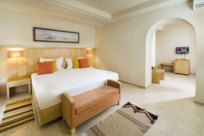 Minibar, bureau, rideaux d’obscurcissement, literie fournie