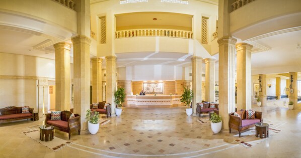 A spacious lobby with high ceilings, large columns, and a central reception desk. - Ksar El Jerid Tozeur (Tozeur)