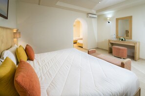 Minibar, escritorio, cortinas blackout y ropa de cama 