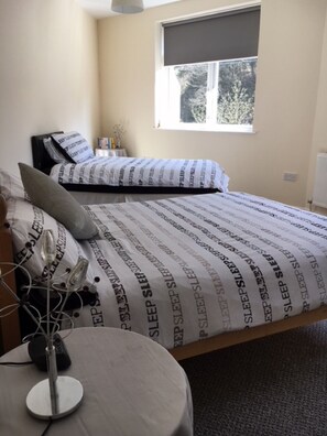 3 chambres, fer et planche à repasser, Wi-Fi gratuit, draps fournis