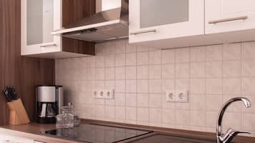 Full-sized fridge, microwave, oven, stovetop
