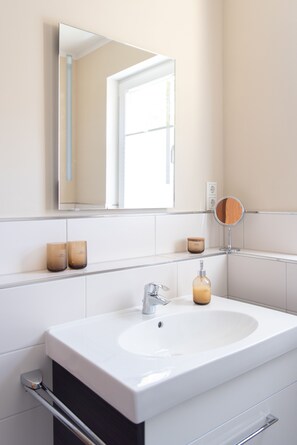 Dusche, Haartrockner, Handtücher, Toilettenpapier