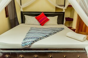 Desk, laptop workspace, iron/ironing board, free WiFi - Kilimanjaro Summit Lodge (Moshi)