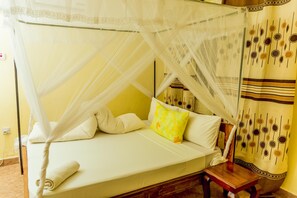 Desk, laptop workspace, iron/ironing board, free WiFi - Kilimanjaro Summit Lodge (Moshi)