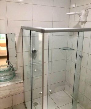 Zweibettzimmer | Dusche im Bad