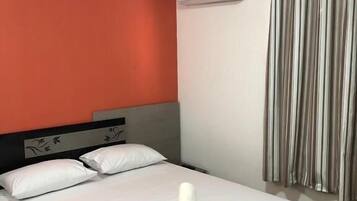 Twin Room | Minibar, free WiFi, bed sheets