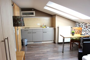 Standard Apartment | Private kitchenette - greenpartment Boardinghouse Hotel Ingolstadt Friedrichshofen (Ingolstadt)