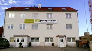 A building with a sign reading "green apartment boardinghousehotel". - greenpartment Boardinghouse Hotel Ingolstadt Friedrichshofen (Ingolstadt)