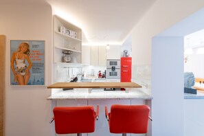 Appartamento panoramico, terrazzo (Sauna, Whirlpool) | Cucina privata | Frigorifero, microonde, forno, piano cottura