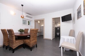 Dining - Wonderful villa W big pool & sunny terrace near the sea (Supetar)