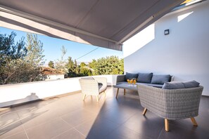 Property grounds - Wonderful villa W big pool & sunny terrace near the sea (Supetar)