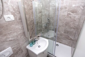 Ensemble baignoire-douche, séchoir à cheveux, bidet, serviettes fournies
