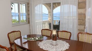 House, 4 Bedrooms | In-room dining