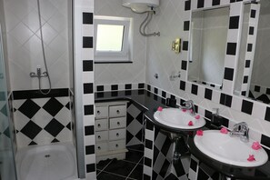 Huis, 4 slaapkamers | Badkamer | Een douche, gratis toiletartikelen, een haardroger, handdoeken