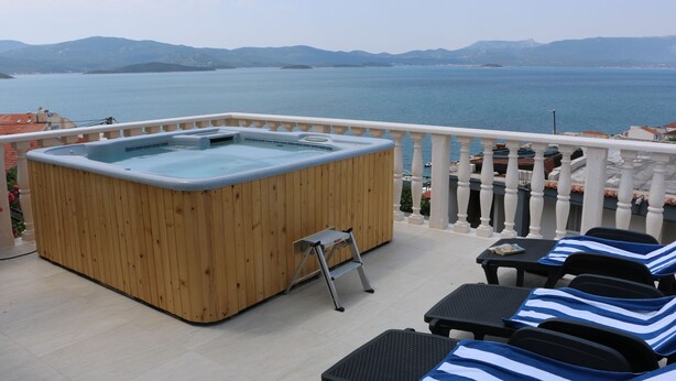 A wooden hot tub on a balcony with a view of the sea and mountains. - Villa Mara (Slivno)