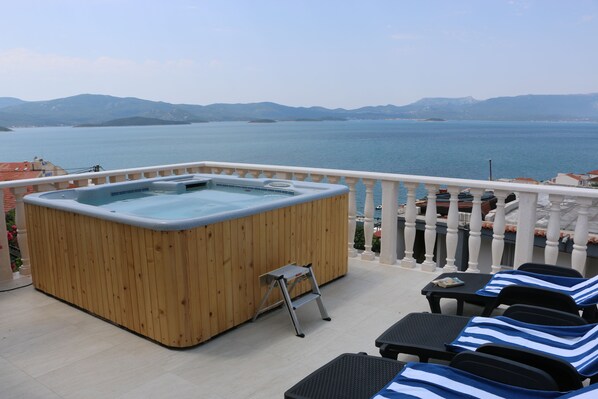 Maison, 4 chambres | Bain à remous extérieur