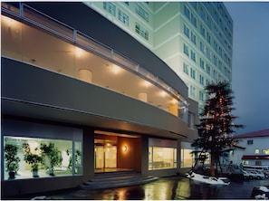 Fachada de la propiedad por la tarde o noche