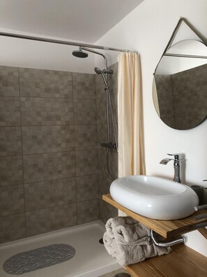 Bruser, hårtørrer, bidet, håndklæder