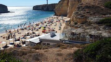 Ubicación cercana a la playa, tumbonas y toallas de playa