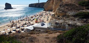 Playa en los alrededores, camastros y toallas de playa