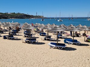 Playa en los alrededores, camastros y toallas de playa