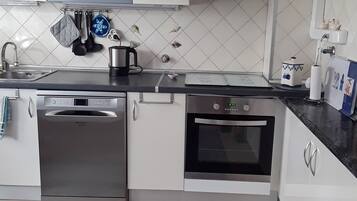 Frigorífico, microondas, horno y placa de cocina