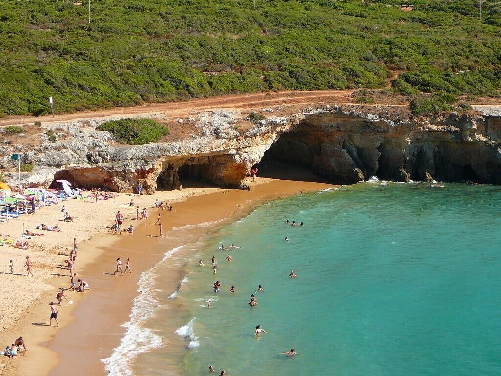 Beach nearby, sun loungers, beach towels