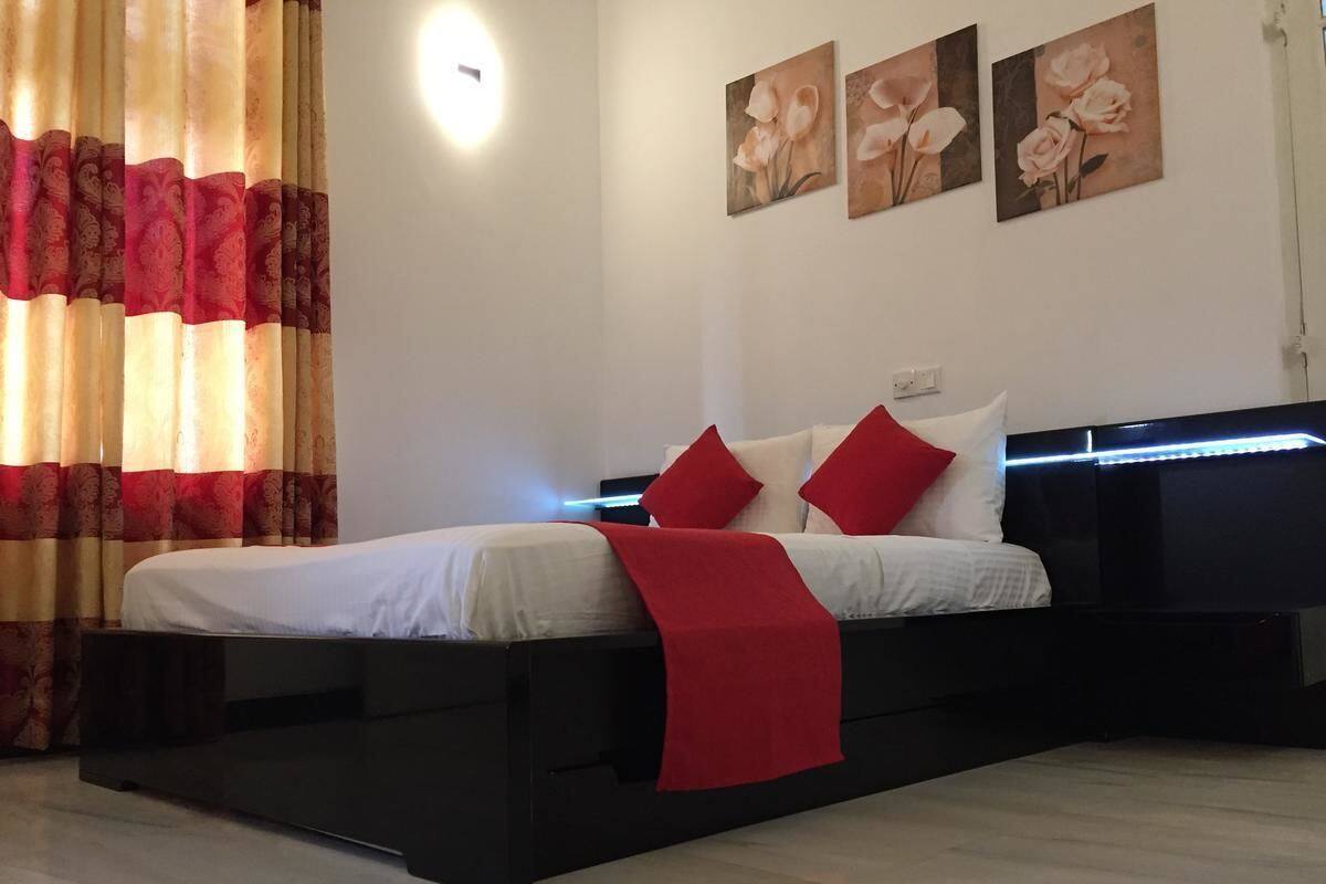 Deluxe Room | Minibar, desk, WiFi (free), bed sheets