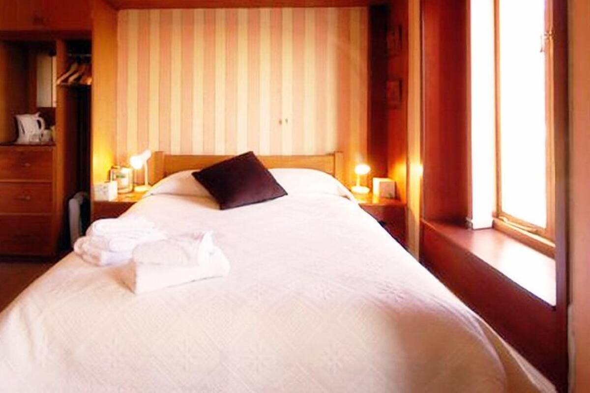 Deluxe Double Room (Manod Mawr) | 3 bedrooms, blackout drapes, iron/ironing board, bed sheets