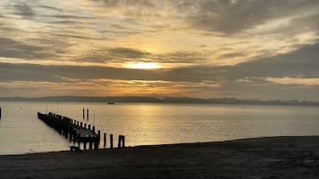 På stranden