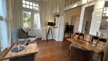 Deluxe-Suite für Captains | Living area | 80-cm flat-screen TV with cable channels, TV