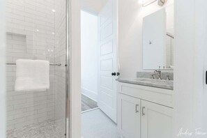 Combined shower/tub, hair dryer, towels