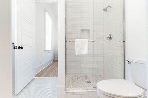 Combined shower/bathtub, hair dryer, towels