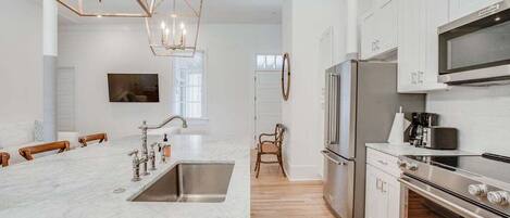 Refrigerador, microondas, horno y parrilla de estufa