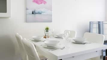 Comfort Studio | In-room dining