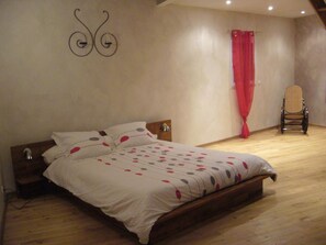 Family Room | Laptop workspace, soundproofing, bed sheets, wheelchair access - Le Jardin Ombrage (Saint-Paul-d'Izeaux)