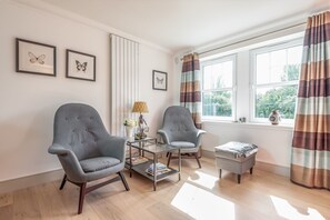 Deluxe Apartment | Living area | Flat-screen TV - Kinness House Luxury Apartment (St. Andrews)