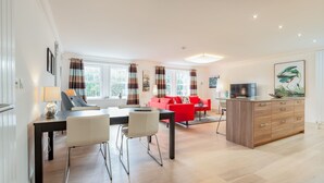 Deluxe Apartment | Living area - Kinness House Luxury Apartment (St. Andrews)