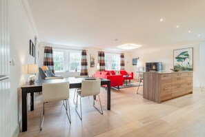 Deluxe Apartment | Living area | Flat-screen TV - Kinness House Luxury Apartment (St. Andrews)