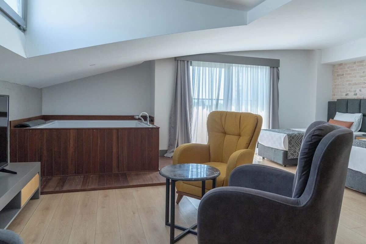 Jakuzi Suite Oda | Minibar, in-room safe, desk, soundproofing