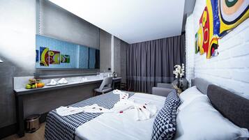 Standard Room | Minibar, in-room safe, desk, soundproofing