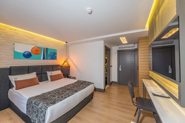 Minibar, caja de seguridad en la habitación y escritorio 