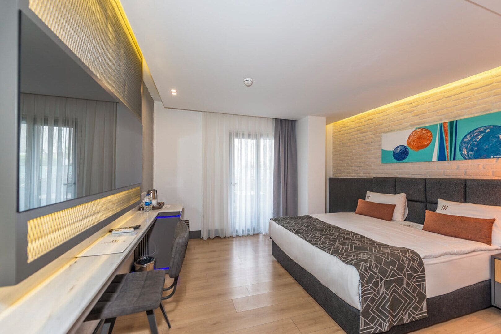 Standard Room | Minibar, in-room safe, desk, soundproofing