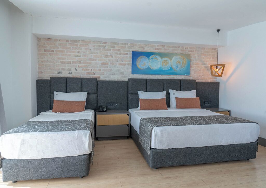 Quarto triplo luxo | Frigobar, cofres nos quartos, escrivaninha, quartos à prova de som