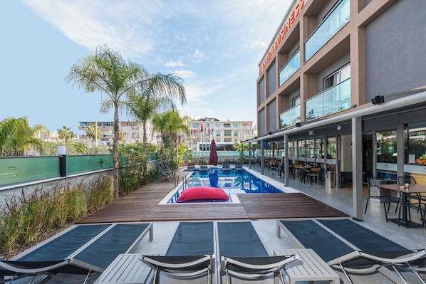 Outdoor pool, pool umbrellas, sun loungers - Laren Sea Sıde Hotel & Spa (Antalya)