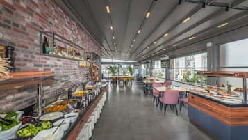 Bao gồm bữa sáng buffet hàng ngày